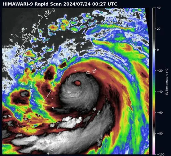 ▲天氣粉專一早示警，凱米颱風準備開眼，挑戰強烈颱風，直言其「南側環流、雨帶特別肥厚」此1特點不是好現象。（圖／翻攝台灣颱風論壇｜天氣特急臉書）