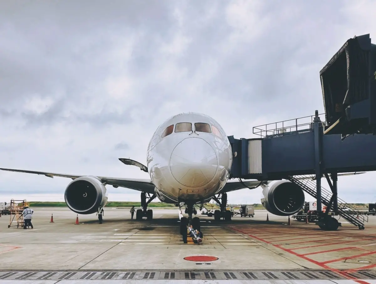 ▲山陀兒颱風已轉成強颱，恐有很大機會遇到班機取消，旅客也可上各機場官網查詢，另外，遇到班機取消，5個必做事項可不能忽略。（圖／翻攝桃園國際機場臉書）