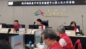 10天鐵人行程變30小時超人行程!盧秀燕早8開會喊「不要白目」 ▲台中市長盧秀燕清晨從桃機趕回台中,稍加梳洗後,精神奕奕的到防災應變中心主持會議。(圖/記者顏幸如攝,2024.07.24)