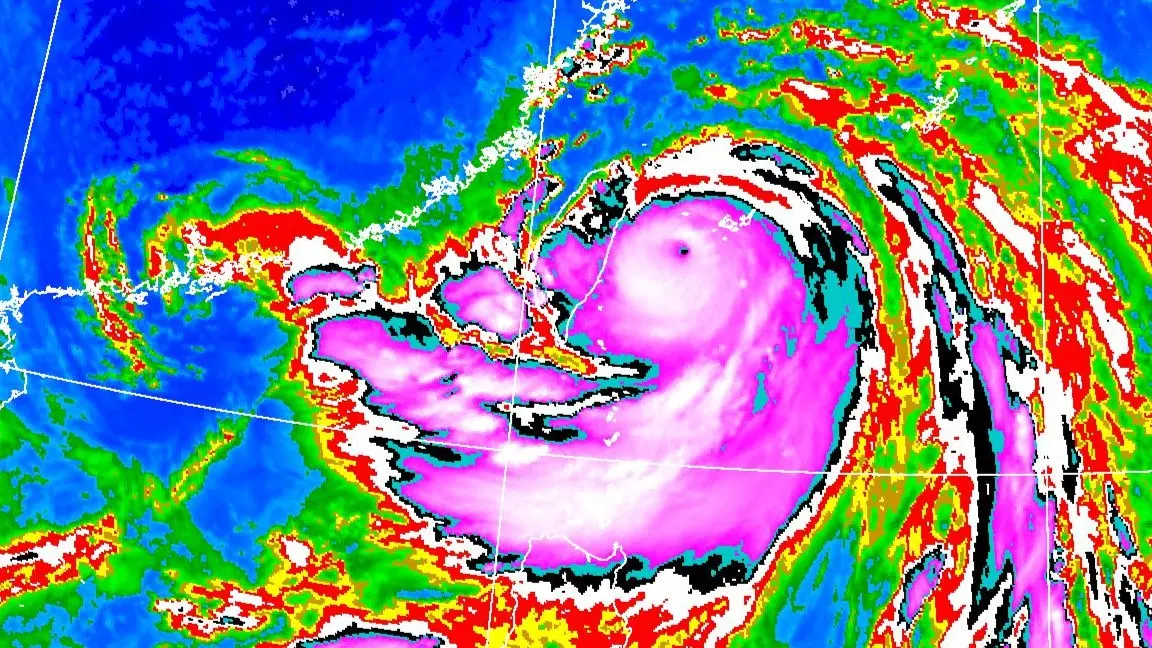 ▲凱米颱風持續增強，24日10時雲圖可見颱風眼成形，氣象署24日上午11時30分宣布升級為強烈颱風，預估下半天起達到最巔峰。（圖／中央氣象署提供）