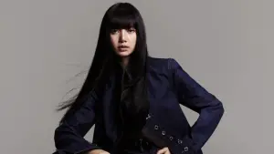 LISA霸氣當LV代言人!抬腳踩在行李箱上 當品牌大使這句歌詞露餡