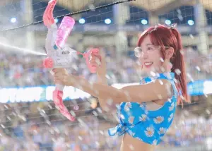 ▲紅髮安娜無奈表示:「我不是想表示我的球多值錢,而是我常常下班留下來簽名,都是半小時甚至一個小時起跳,因為看著大家在這麼熱的天氣還在外頭等我,我總是一個一個慢慢簽,一個一個慢慢問,你的名字要怎麼寫!再署名上去。」(圖/紅髮安娜IG) ▲紅髮安娜無奈表示:「我不是想表示我的球多值錢,而是我常常下班留下來簽名,都是半小時甚至一個小時起跳,因為看著大家在這麼熱的天氣還在外頭等我,我總是一個一個慢慢簽,一個一個慢慢問,你的名字要怎麼寫!再署名上去。」(圖/紅髮安娜IG)
