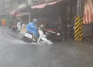 凱米襲台又逢天文大潮！高雄旗津海水倒灌　水淹輪胎騎士驚險通行
