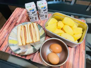 ▲蕭彤雯幫一對子女備好早餐,家中食物看似充足。(圖/蕭彤雯臉書) ▲蕭彤雯幫一對子女備好早餐,家中食物看似充足。(圖/蕭彤雯臉書)