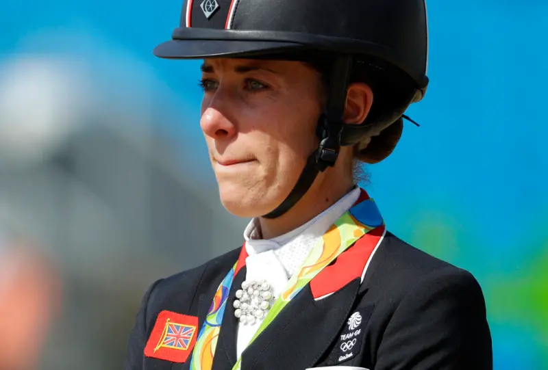 ▲曾為英國拿下3面奧運金牌的馬術好手Charlotte Dujardin，傳出涉嫌在4年前的教練課虐馬，被國際馬術運動總會、英國馬術協會等介入調查，且自主宣布將退出巴黎奧運。（圖／美聯社／達志影像）