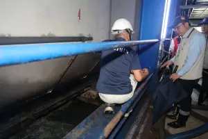 ▲黃偉哲前往安平漁人碼頭、安平抽水站視察大潮水位及抽水機運作情況。(圖/南市府提供) ▲黃偉哲前往安平漁人碼頭、安平抽水站視察大潮水位及抽水機運作情況。(圖/南市府提供)