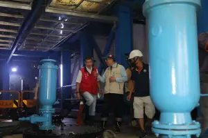▲黃偉哲前往安平漁人碼頭、安平抽水站視察大潮水位及抽水機運作情況。(圖/南市府提供) ▲黃偉哲前往安平漁人碼頭、安平抽水站視察大潮水位及抽水機運作情況。(圖/南市府提供)