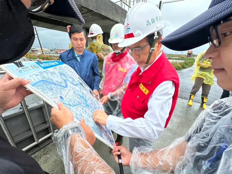 ▲受「凱米颱風」外圍環流影響，高雄各地降雨逐漸顯著。副市長林欽榮今(24)日一早即視察各水利設施整備及運作情形。（圖／高市府水利局提供）