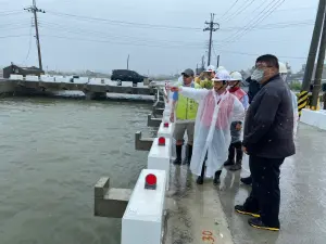 ▲林欽榮表示，凱米颱風預估總累積雨量達1300毫米，同時沿海地區受天文大潮影響，易發生淹水情形，各項防汛工作必須全面到位，確保市民安全。（圖／高市府水利局提供）