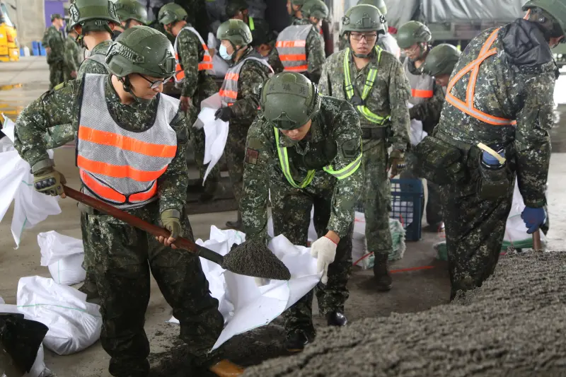 ▲國軍第三作戰區完成救災整備，蘭指部官兵協助宜蘭壯圍鄉公所裝填沙袋。（圖／第三作戰區提供）