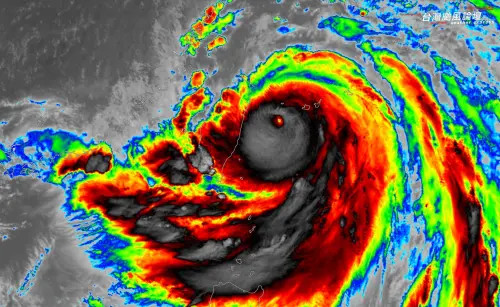 ▲凱米颱風開眼了，最新雷達圖揭露凱米「駭人獨眼」真面目，加上早先已露出的恐怖黑尾，形成一張貌似帶著詭異微笑的獨眼鬼臉。（圖／翻攝台灣颱風論壇｜天氣特急臉書）