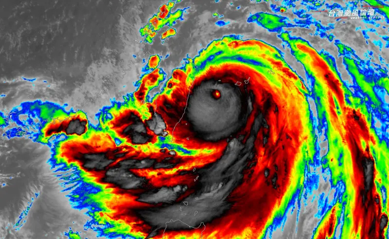 ▲最新雷達圖揭露凱米「駭人獨眼」真面目，加上早先已露出的恐怖黑尾，形成一張貌似帶著詭異微笑的獨眼鬼臉。（圖／翻攝台灣颱風論壇｜天氣特急臉書）