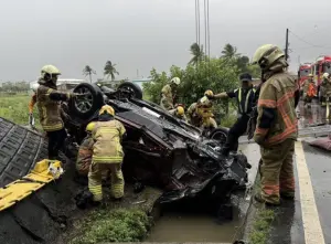 國道「休旅車噴飛」直墜平面道路！四輪朝天　父女一度受困車內
