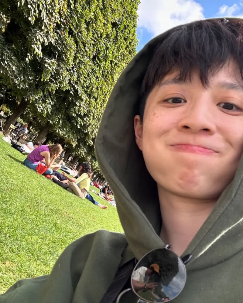 ▲HOOK最近在社群上曬出近況照時，胸前的墨鏡竟然意外反射出正在她前面的阿滴，讓HOOK自己看了都笑說：「明星都是被墨鏡的反光抓到在談戀愛的。」（圖／HOOK IG）