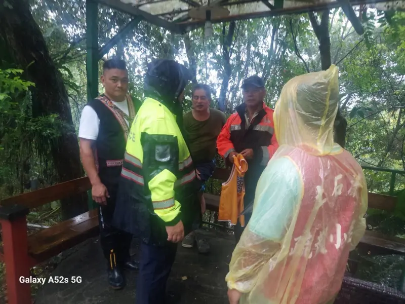 ▲受凱米颱風影響，全台從昨（23）日晚間開始出現風雨，今天新店警方派員協助區公所撤離烏來一帶18位居民。（圖／翻攝畫面）