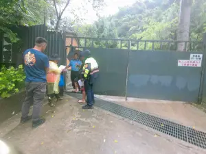 ▲凱米颱風帶來風雨，為保障民眾安全，今天新店警方派員撤離烏來一帶18位居民。（圖／翻攝畫面）