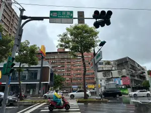 ▲民眾發現蘆洲街頭湧現「逾10台車龍排隊」，長長車潮無畏風雨依序等候在三民路上、跨越保和路口。（圖／記者蕭涵云攝）