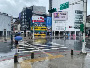 ▲平時繁忙的捷運西門站路口，直擊今凱米颱風來襲，街道上人車不多。（圖／記者蕭涵云攝）