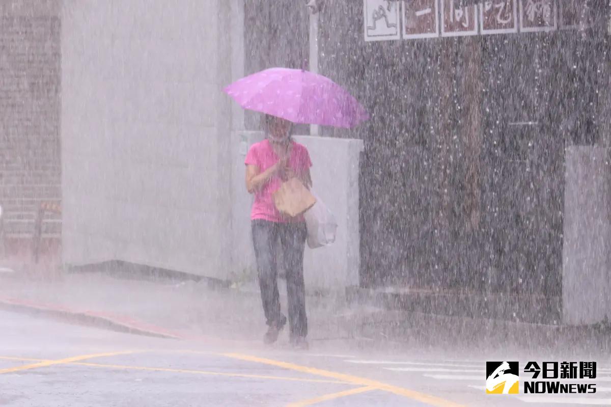 熱帶系統朝台灣靠近！強度持續增強、成颱機率 下週這兩天雨最猛