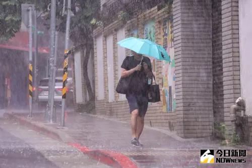 ▲凱米颱風來勢洶洶，台北不時有間歇式大風大雨，吹到行人雨傘似乎也抵擋不住強風豪雨。（圖／記者朱永強攝）