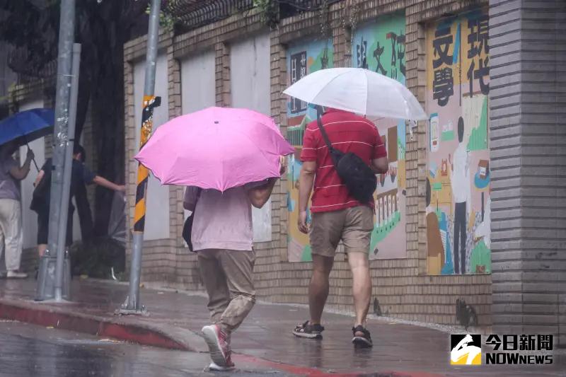 ▲凱米颱風本島警報解除，不過受到外圍環流及西南氣流影響，中南部地區今仍持續降雨，民眾外出要留意。（圖／記者朱永強攝）