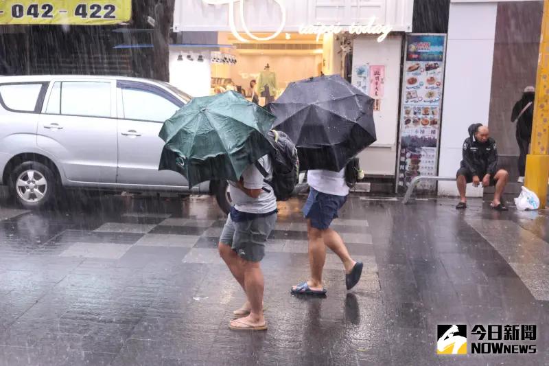 ▲今明兩天（7/30、7/31）水氣偏多，午後要嚴防又急又快的大雷雨，至於颱風，未來一週暫時不用擔心。（圖／記者朱永強攝）