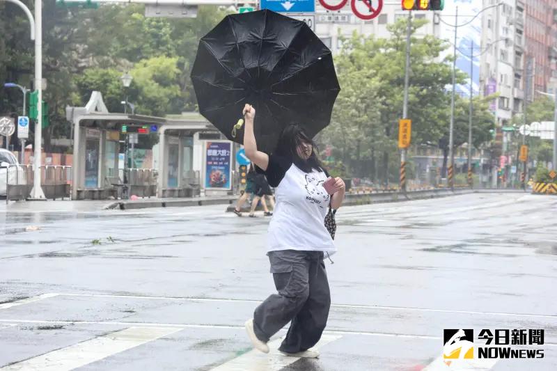 ▲凱米颱風侵台，台北也不時有間歇式大風大雨，吹到行人雨傘似乎也抵擋不住強風豪雨。（圖／記者朱永強攝）