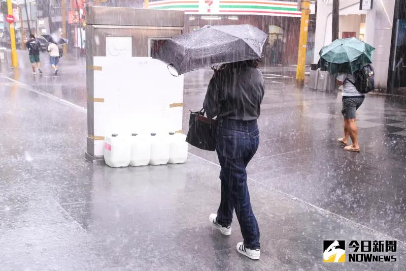 ▲氣象署持續發布「豪雨特報」，提醒民眾凱米颱風外圍環流和西南風影響，各地仍有大雨和豪雨發生。（圖／記者朱永強攝）