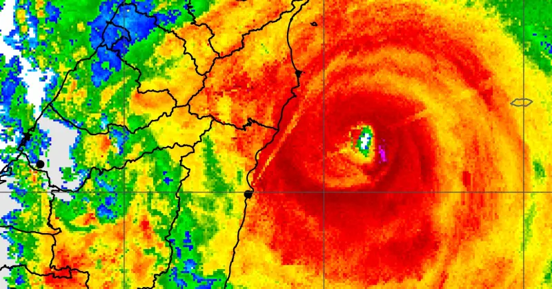 ▲天氣粉專提醒，目前颱風距離宜花陸地僅剩50公里，且強度持續增強中。（圖／取自「台灣颱風論壇｜天氣特急」粉專）