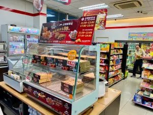 颱風天麥當勞珍奶冰炫風開賣!買1送1優惠 得來速熟客券送大麥克 ▲7-11悄悄開賣「99元起必勝客」披薩、紙包麵。(圖/記者蕭涵云攝)