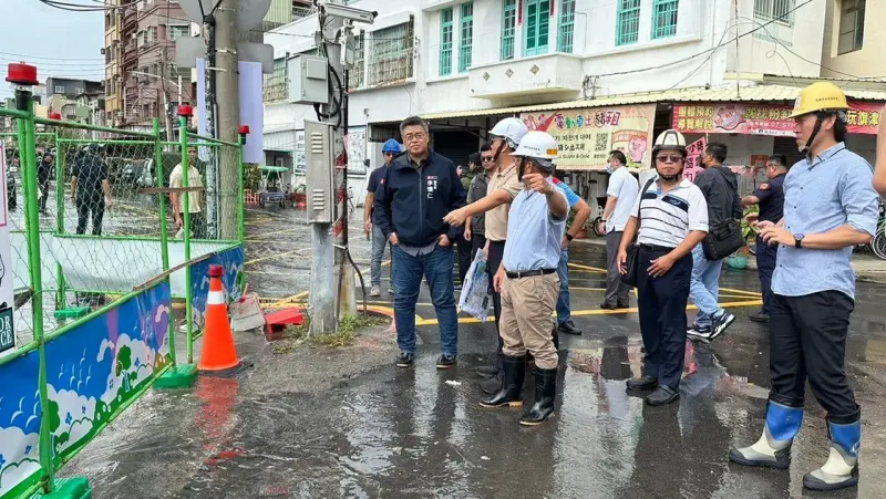 ▲高雄市副市長李懷仁視察旗津地區抽水機、閘門等設施。（圖／高市府教育局提供）