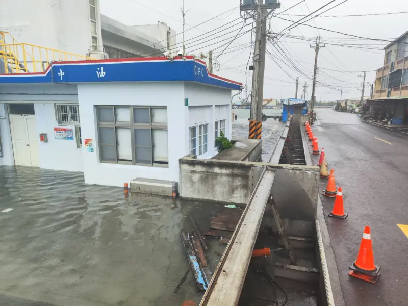 ▲新建的倒伏式水閘門發揮功效，南市青鯤鯓這次安然度過天文大潮。（圖／南市府水利局提供）