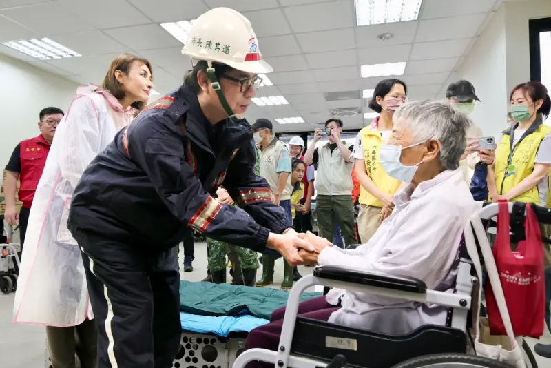 ▲市長陳其邁今天下午率市府團隊前往桃源區了解山區防颱物資整備、並要求相關單位儘速完成桃源、茂林、那瑪夏、甲仙、六龜等5區保全戶撤離。(圖／高市府提供)