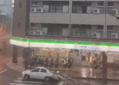 花蓮縣有大樓屋頂遭強陣風吹翻,碎塊落下砸中一樓的轎車。(圖/Jeremy Yao 授權使用) ▲花蓮縣有大樓屋頂遭強陣風吹翻,碎塊落下砸中一樓的轎車。(圖/Jeremy Yao 授權使用)