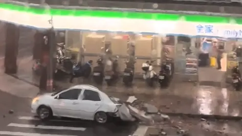 ▲花蓮縣有大樓屋頂遭強陣風吹翻,碎塊落下砸中一樓的轎車。(圖/Jeremy Yao 授權使用) ▲花蓮縣有大樓屋頂遭強陣風吹翻,碎塊落下砸中一樓的轎車。(圖/Jeremy Yao 授權使用)