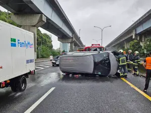 颱風天出意外！國道1號內湖段驚傳車輛翻覆　4人受傷緊急送醫
