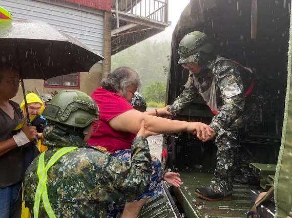 ▲第四作戰區官兵與後備軍人輔導中心，協助民眾預防性撤。（圖／第四作戰區提供）