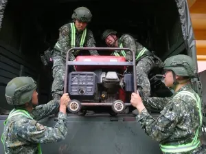 ▲43砲指部官兵檢整救災車輛及抽水機具。（圖／第四作戰區提供）