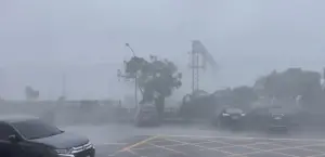 ▲由於花蓮市、新城鄉、吉安鄉等地風雨仍持續增強，因此稍早花蓮縣府已宣布明天停止上班上課。（圖／翻攝畫面）