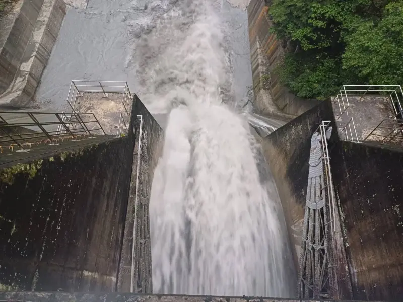 ▲台電水力電廠將視降雨量對水庫蓄水影響，進行調節性放水，同時進行排砂。圖為大觀電廠武界壩。（圖／台電）