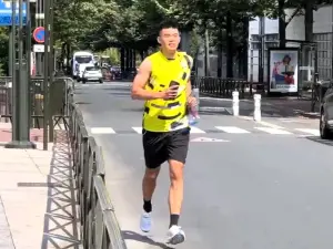 王齊麟還利用空檔的時間叫了外送飲料,正好被記者逮個正著。(圖/記者廖聿偉攝) ▲王齊麟還利用空檔的時間叫了外送飲料,正好被記者逮個正著。(圖/記者廖聿偉攝)