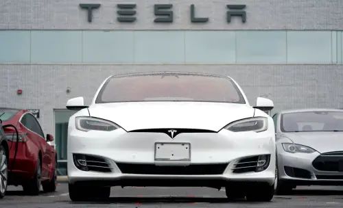 ▲美國電動車巨頭特斯拉（Tesla）週三公佈最新財報，今年第2季表現不如預期，營收年減7％，連帶使得淨利與去年同期相比衰退45%，讓特斯拉股價在美股24日早盤重挫，一度下跌12％。（圖／美聯社／達志影像）