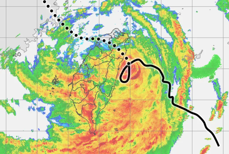 ▲凱米颱風的中心在過去幾個小時在台灣東部近海打轉1圈，強度稍微減弱，準備登陸台灣。（圖／中央氣象署）