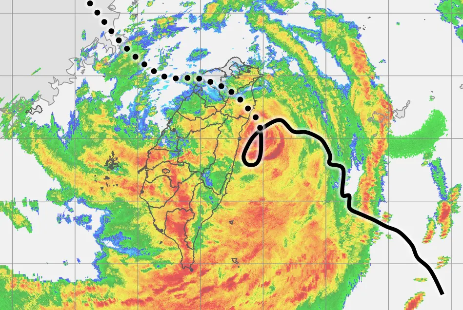 ▲凱米颱風的中心在過去幾個小時在台灣東部近海打轉1圈，強度稍微減弱，準備登陸台灣。（圖／中央氣象署）