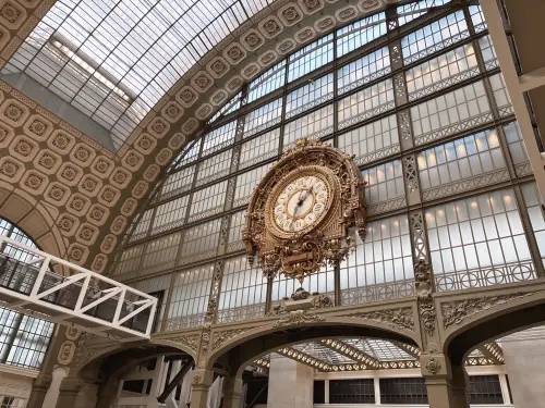 最佳觀賞巴黎奧運開幕的地點是在塞納河畔旁的奧賽美術館(Musée d'Orsay)。(圖/特派記者廖聿偉攝) ▲奧賽美術館(Musée d'Orsay)人潮眾多。(圖/特派記者廖聿偉攝)