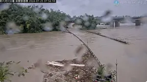 影／高雄二仁溪暴漲！吞沒崇德橋　在地人喊不妙：大雨連下5小時
