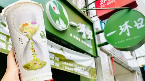 颱風天一沐日雙北沒開!可不可、茶魔部分店休 7/25手搖營業一覽 ▲凱米颱風登陸快閃4小時後出海,停班停課不只麥當勞、必勝客等6大速食餐廳不外送,手搖飲料店也公告店休或營業時間調整,一沐日雙北沒開、茶之魔手中南部及花蓮部分門市店休,可不可等5大品牌一覽。(圖/記者蕭涵云攝)
