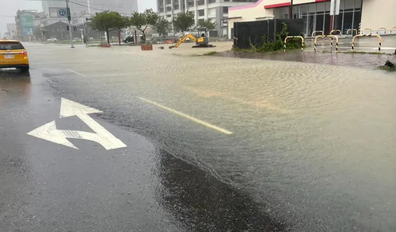 ▲凱米颱風持續影響台灣，長時間降雨恐怕會帶來淹水情況，水利署針對中南部6縣市發布淹水警戒！（圖/中和里里長李東宇臉書）