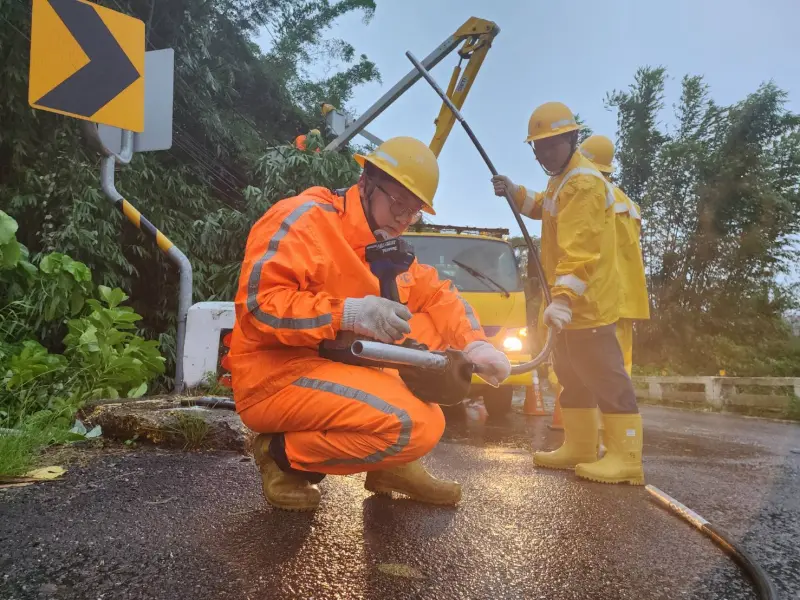 ▲凱米颱風發威、風強雨大，造成停電。圖為新營區處24日下午17時，高壓線斷線，台電區處搶修作業照片。（圖／台電提供）