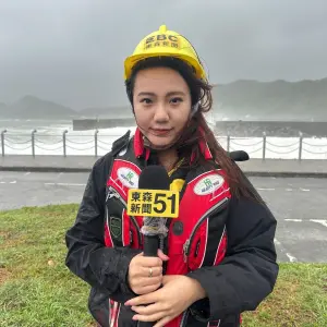 ▲張巧君說明,連線地點離岸邊還有幾十公尺的距離,因此突然被浪打到才會很驚嚇。(圖/翻攝張巧君IG) ▲張巧君說明,連線地點離岸邊還有幾十公尺的距離,因此突然被浪打到才會很驚嚇。(圖/翻攝張巧君IG)